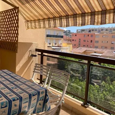 Climatise Au Centre-ville Du Lavandou Avec Parking Securise Et Terrasse - Fr-1-308-184 * Le Lavandou