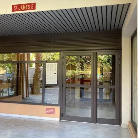 Apartment Climatise Au Centre-ville Du Lavandou Avec Parking Securise Et Terrasse - Fr-1-308-184